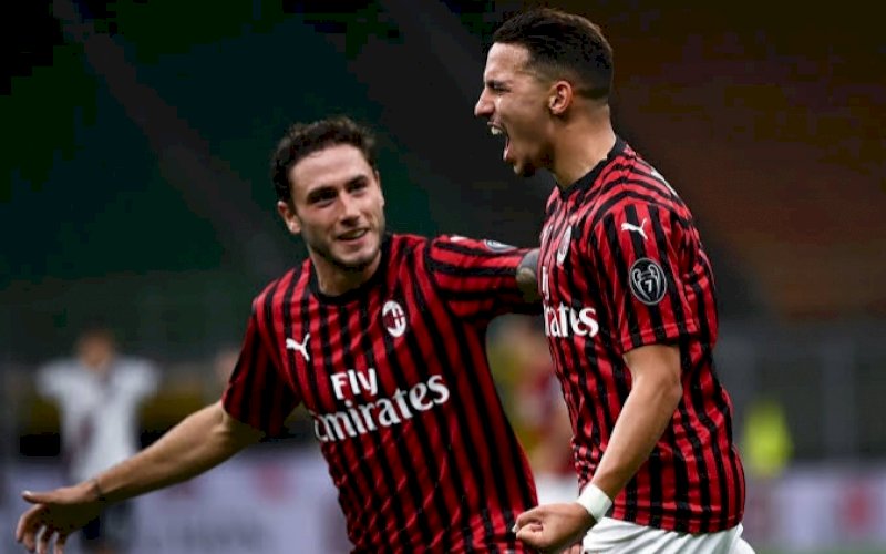 GOL PERDANA. Ismael Bennacer melakukan selebrasi usai berhasil mencetak gol perdananya untuk AC Milan saat mengalahkan Bologna dengan skor telak 5-1 di pekan ke-34 Liga Italia di San Siro, Minggu (19/7/2020) dini hari WITA. foto: istimewa