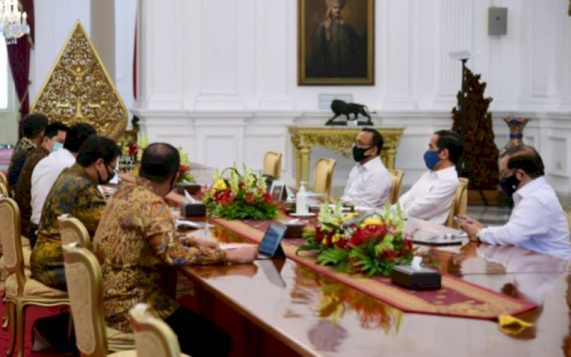 PIMPIN RAPAT. Bapak Presiden Joko Widodo rapat bersama beberapa menteri dan menandatangani Perpres terkait penanganan Covid-19 dan pemulihan ekonomi nasional, Senin (20/2020). foto: istimewa