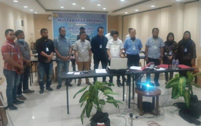 TERPILIH AKLAMASI. Juniar Arge (tengah) terpilih secara aklamasi sebagai Ketua DPP Aspekindo Provinsi Sulsel periode 2020-2025 pada Musprov Aspekindo Sulsel di Hotel Grand Celino Makassar, Senin (27/7/2020). foto: istimewa