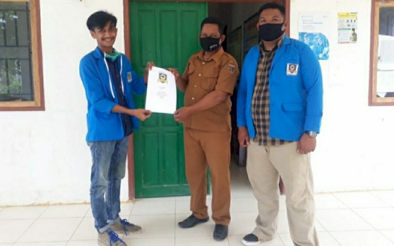 PESERTA KKN-E. Penyambutan kedatangan mahasiswa KKN-E Unifa Makassar di Desa Puccadi, Kecamatan Luyo, Kabupaten Polewali Mandar, Provinsi Sulbar, Selasa (28/7/2020). foto: istimewa