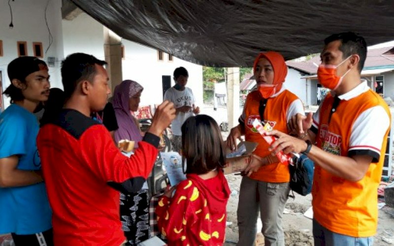 BERI BANTUAN. Perwakilan PT Kalbe Farma Tbk (Kalbe) memberikan bantuan kepada korban bencana banjir di Kabupaten Luwu Utara, Selasa (28/7/2020). foto: istimewa