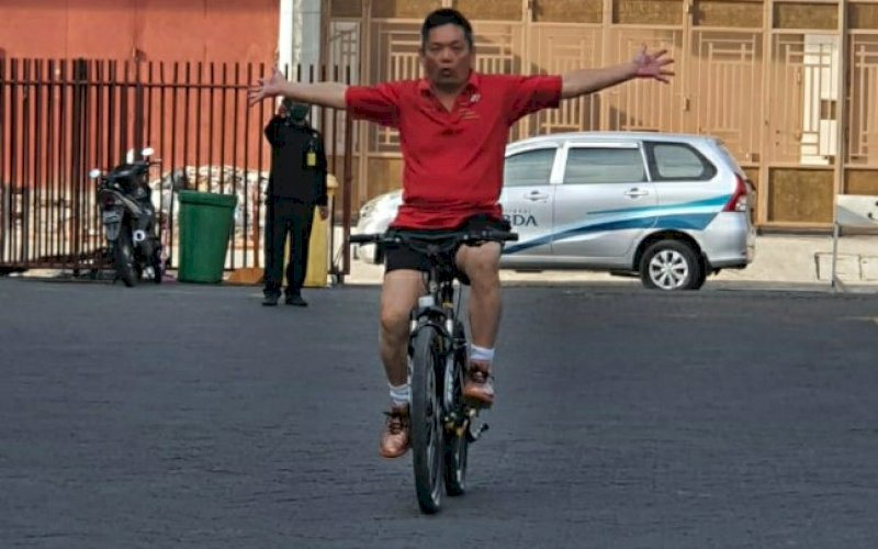 BEROLAHRAGA. Komisaris Baji Pamai Supermarket dan Kafe Makassar, Mr Ivan Surianto David Tranku, tengah bersepeda. Baji Pamai Supermarket dan Kafe Makassar menyediakan area parkir bagi pencinta sepeda. foto: istimewa