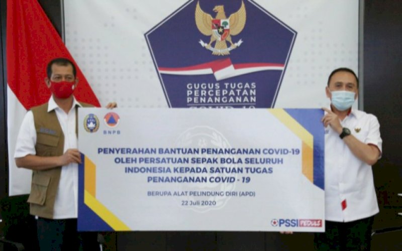 PSSI PEDULI. Ketua Umum PSSI Mochamad Iriawan (kanan) melalui gerakan PSSI Peduli memberikan bantuan berupa Alat Pelindung Diri (APD) secara simbolis diserahkan Ketua Umum PSSI kepada Ketua Satgas Penanganan Covid-19 Doni Monardo di Media Center Satgas Penangan Covid-19, Jakarta, Rabu (22/7/2020). foto: istimewa