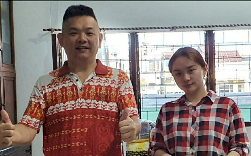 BISNIS KUE. Komisaris Baji Pamai Supermarket dan Kefe Makassar, Mr Ivan Surianto David Tranku didampingi putrinya Viany yang membuat kue nastar dan dijual di supermarket milik ayahnya. foto: istimewa.