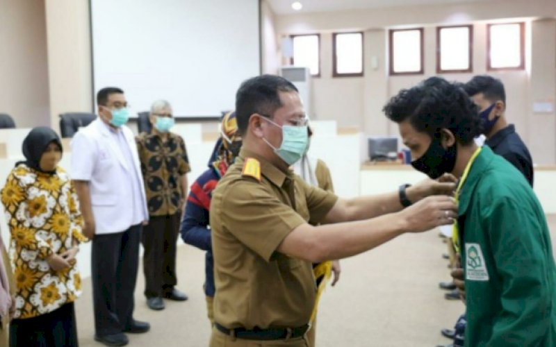 PELEPASAN. Sekda Kota Makassar, Muh Ansar, melepas Tim Terpadu Pemeriksaan Kesehatan Hewan (T2PKH) di Balaikota Makassar, Senin (20/7/2020). foto: anas/pluz.id