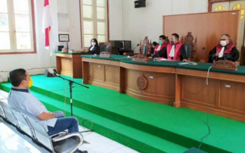 DENGARKAN VONIS. Wakil Ketua DPD I Golkar Sulsel, Muhammad Risman Pasigai, ketika mendengarkan bacaan vonis Majelis Hakim Pengadilan Negeri (PN) Makassar, Rabu (8/7/2020). foto: istimewa.