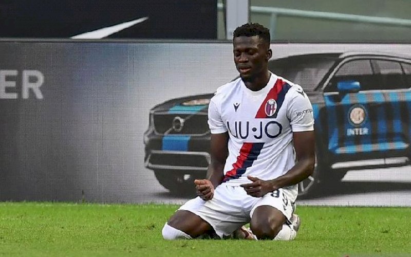 SELEBRASI. Penyerang Bologna Musa Barrow merayakan gol yang dicetaknya dalam pertandingan Liga Italia melawan Inter Milan yang dimainkan di Stadion Giuseppe Meazza, Milan, Minggu (5/7/2020). foto: net