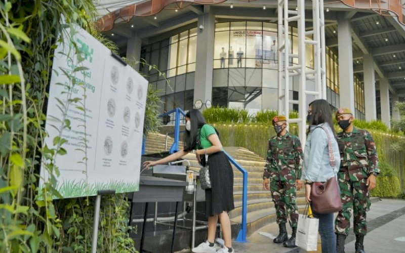 PROTOKOL KESEHATAN.Pengunjung Nipah Mall Makassar mencuci tangan sebelum memasuki area mal. Nipah Mal.tetap konsisten dan secara ketat memberlakukan protokol kesehatan pada masing-masing unit mal sebagai ruang publik. foto: istimewa