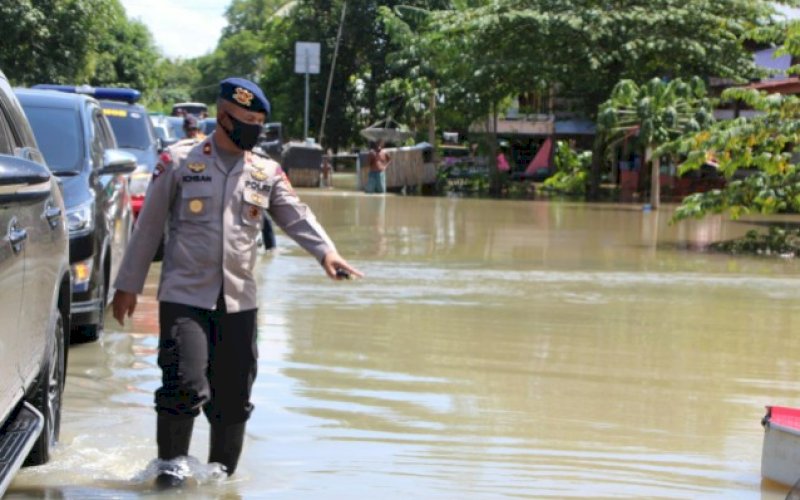 TINJAU BANJIR. Danyon C Pelopor Satbrimob Polda Sulsel, Kompol Nur Ichsan, meninjau langsung bencana banjir yang melanda Kabupaten Bone, Selasa (21/7/2020). foto: pluz.id
