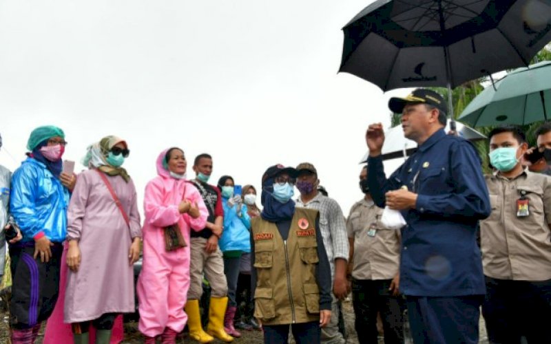 PENINJAUAN. Gubernur Sulsel HM Nurdin Abdullah didampingi Bupati Luwu Utara Indah Putri Indriani meninjau salah satu titik terdampak bencana banjir bandang di Kabupaten Luwu Utara, Kamis (16//7/2020). foto: istimewa