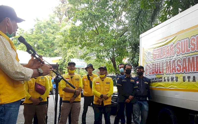 GOLKAR PEDULI. Plt Ketua Golkar Sulsel, Nurdin Halid, saat melepas rombongan tim Golkar Peduli Masamba di Kantor Golkar Sulsel, Jl Bontolempangan, Makassar, Sabtu (18/7/2020). foto: istimewa