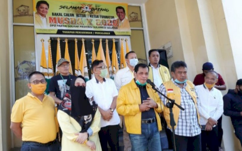 BERI KETERANGAN. Pelaksana Tugas (Plt) Ketua DPD I Partai Golkar Sulsel, HA Nurdin Halid (tengah), menginformasikan penundaan Musda X Golkar Sulsel di Kantor Golkar Sulsel Jl Bontolempangan, Kota Makassar, Jumat (24/7/2020). foto: doelbeckz/pluz.id