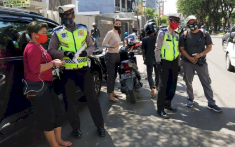 OPERASI PATUH. Suasana pelaksanaan Operasi Patuh 2020 di Jl Hertasning Raya, Kota Makassar, Sabtu (25/7/2020). foto: doelbeckz/pluz.id