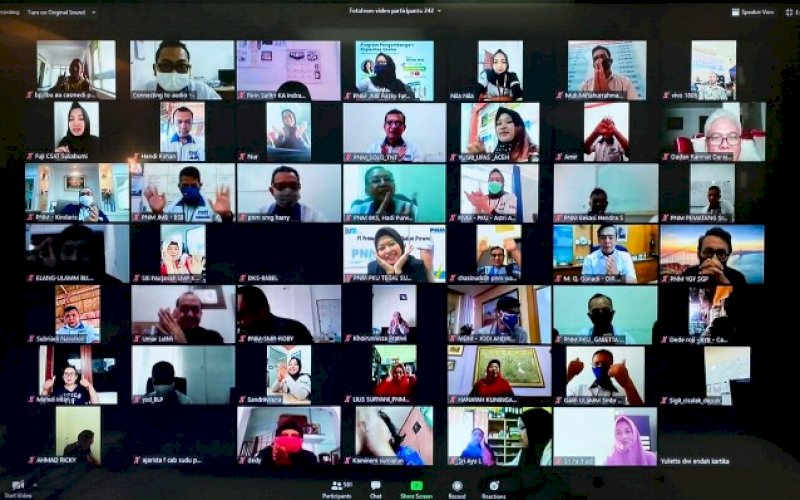 PELATIHAN DARING. Nasabah PNM dari berbagai daerah mengikuti pelatihan daring bertajuk 'Mendukung Nasabah UMKM Go Digital' melalui sarana video conference Zoom dan disiarkan langsung melalui media sosial Youtube dan Instagram pnm_persero, Rabu (30/7/2020). foto: istimewa