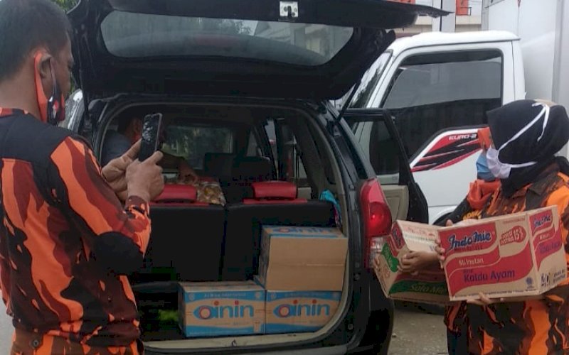 BANTUAN. Anggota Majelis Pimpinan Cabang (MPC) Pemuda Pancasila (PP) Kota Palopo menyalurkan bantua berupa sembako kepada masyarakat umum kena dampak banjir dan longsor wilayah Masamba, Kabupaten Luwu Utara, Sulawesi Selatan, Selasa (14/7/2020). foto: istimewa