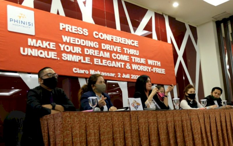 PROMO. Manajemen Phinisi Hospitality Indonesia (PHI) memberikan penjelasan penawaran paket pernikahan baru di era New Normal dengan kosep 'Drive Thru Wedding' di Claro Makassar, Kamis (2/7/2020). foto: istimewa.