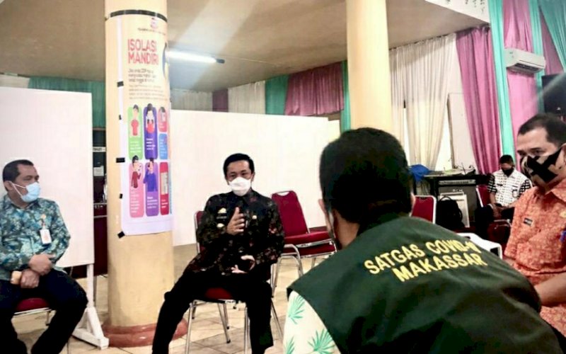 TANGANI COVID-19. Pj Wali Kota Makassar, Prof Rudy Djamaluddin, berbicara di depan sejumlah pimpinan OPD yang tergabung di dalam Gugus Tugas Percepatan Penanganan Covid-19 Kota Makassar di Posco Covid-19 Makassar Jl Nikel Raya, Kamis (2/7/2020). foto: anas/pluz.id