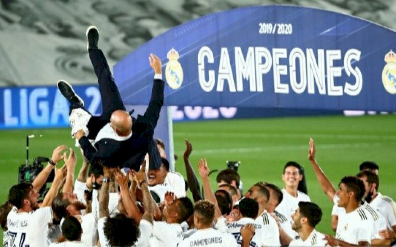 SELEBRASI JUARA. Para pemain Real Madrid mengarak pelatihnya Zinedine Zidane seusai memastikan menjuarai Liga Spanyol 2019/20 dengan mengalahkan Villarreal di Stadion Alfredo di Stefano, Madrid, Spanyol, Kamis (16/7/2020) waktu setempat. foto: istimewa