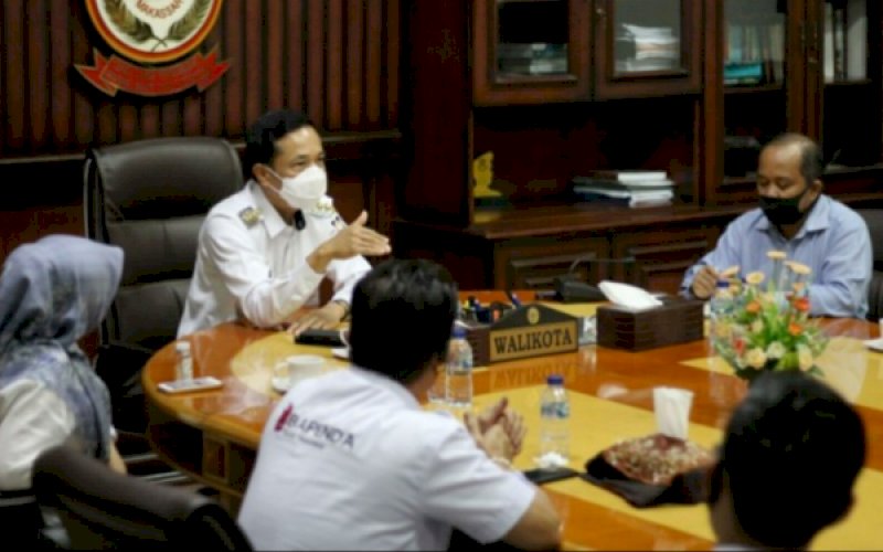 KONSULTASI. Pj Wali Kota Makassar Rudy Djamaluddin menerima Ketua DPD PHRI Sulsel Anggiat Sinaga bersama rombongan di Ruang Rapat Wali Kota Makassar, Rabu (22/7/2020). foto: anas/pluz.id