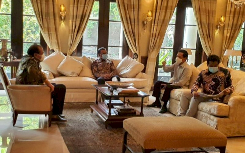 SILATURAHMI. Pj Wali Kota Makassar Rudy Djamaluddin mendampingi Gubernur Sulsel Nurdin Abdullah saat menemui Bos CT Corp, Chaerul Tanjung di Jakarta, Sabtu (25/7/2020). foto: istimewa