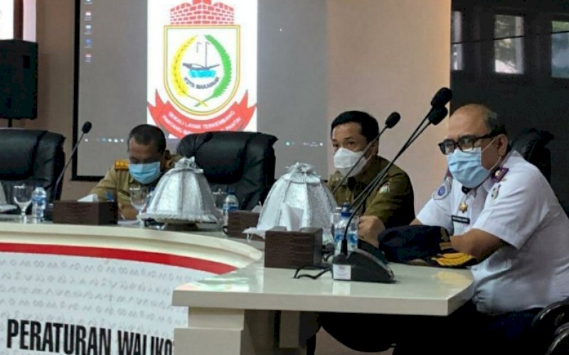 RAPAT KOORDINASI. Penjabat (Pj) Wali Kota Makassar, Rudy Djamaluddin (tengah) memimpin rapat koordinasi mendengarkan laporan penanganan Covid-19 di tingkat kecamatan di Balaikota Makassar, Senin (20/7/2020). foto: anas/pluz.id