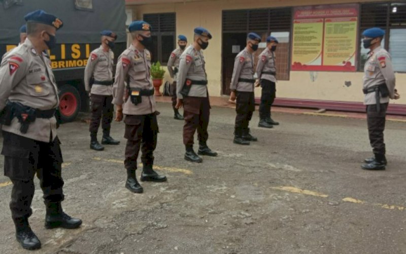 TIM SAR. Komandan Batalyon C Pelopor Satbrimob Polda Sulsel, Kompol Nur Ichsan, memimpin upacara pelepasan tim SAR Batalyon C Pelopor Satbrimob Polda Sulsel yang diterjunkan membantu warga terdampak meluapnya air Danau Tempe di Kabupaten Wajo, Senin (13/7/2020). foto: istimewa