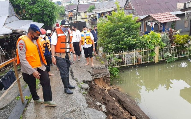 TINJAU LOKASI. Tim SAR Brimob bersama Pemkab Wajo memantau lokasi dampak meluapnya air Danau Tempe, Kabupaten Wajo, Rabu (15/7/2020). foto: istimewa