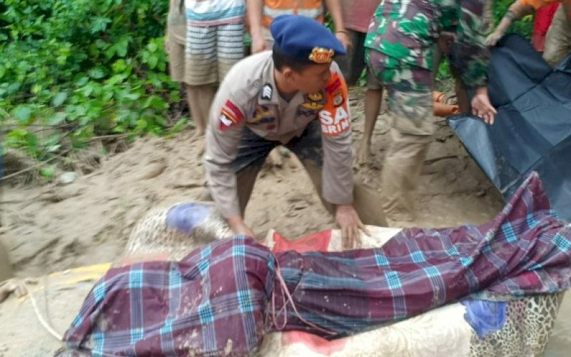 EVAKUASI. Personil Evakuasi korban meninggal dunia SAR Brimob Polda Sulsel melakukan evakuasi korban meninggal di Desa Radda, Kecamatan Baebunta, Luwu Utara, Rabu (15/7/2020). foto: istimewa