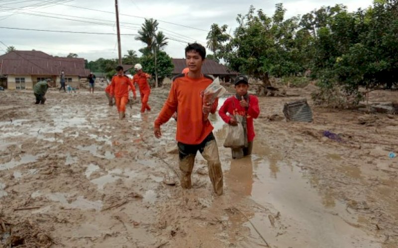 PENCARIAN KORBAN. Anggota tim SAR gabungan melakukan pencarian terhadap korban yang tertimpa musibah bencana banjir bandang di daerah Masamba, Kabupaten Luwu Utara, Kamis (16/7/2020). foto: istimewa
