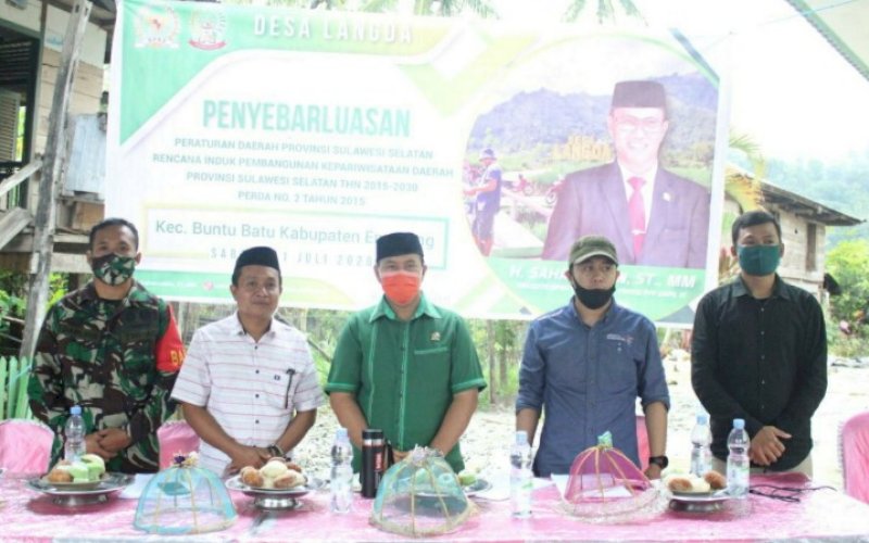 SOSIALISASI PERDA. Anggota Komisi B DPRD Provinsi Sulsel, H Saharuddin ST MM (tengah), melakukan sosialisasi atau penyebarluasan Perda nomor 2 tahun 2015 tentang Rencana Induk Pembangunan Kepariwisataan Daerah Provinsi Sulsel tahun 2015-2030 di Dusun Pewa, Desa Langda, Kecamatan Buntu Batu, Kabupaten Enrekang, Sabtu (11/7/2020). foto: istimewa