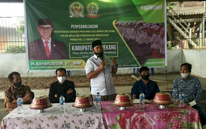 SOSIALISASI PERDA. Anggota DPRD Provinsi Sulsel, H Saharuddin ST MM, melakukan sosialisasi Perda Provinsi Sulsel nomor 2 tahun 2017 tentang Wajib Belajar Pendidikan Menengah di Aula Kantor Desa Tobalu, Kecamatan Enrekang, Rabu (1/7/2020). foto: istimewa.