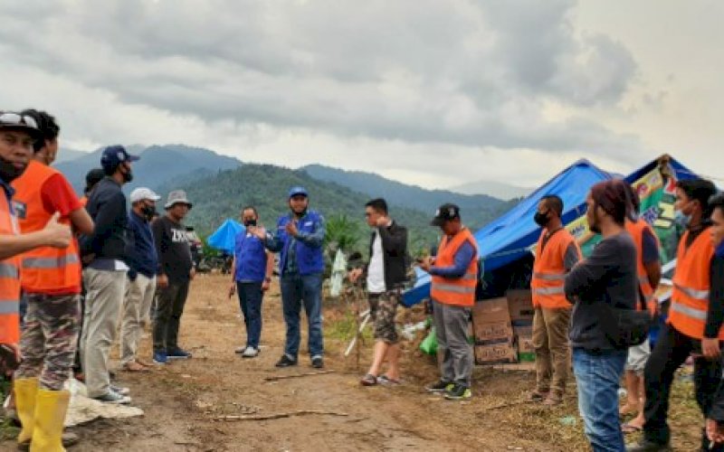 INKINDO PEDULI. Ketua Inkindo Sulsel, Satriya Madjid (tengah) bersama sejumlah pengurusnya mengunjungi langsung lokasi bencana alam banjir bandang yang menerjang Kabupaten Luwu Utara, Sabtu (18/7/2020). foto: istimewa