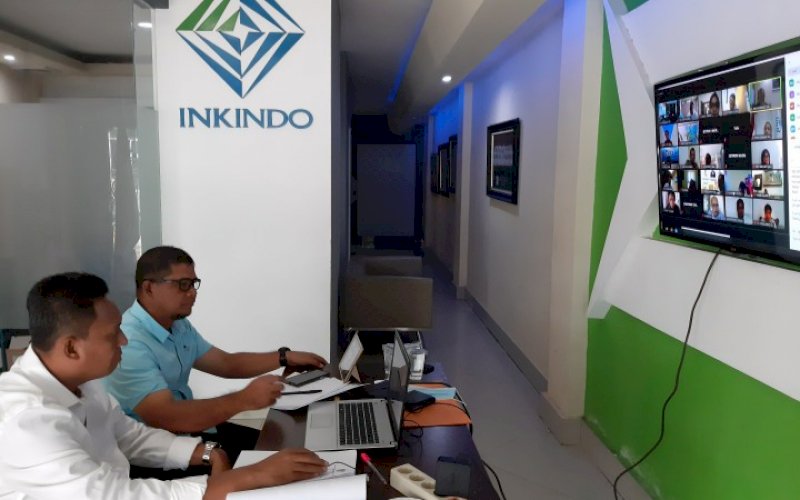 WEBINAR. Ketua Inkindo Sulsel Satriya Madjid (kanan) bersama Sekretaris Inkindo Sulsel Ashshiddiq memantau jalannya webinar di kantornya, Senin (6/7/2020). foto: doelbeckz/pluz.id