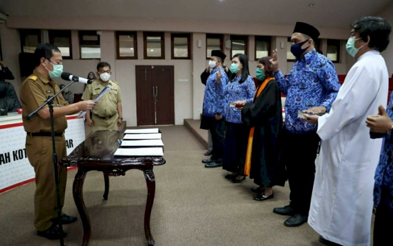 PENYUMPAHAN. Sekda Kota Makassar, Muh Ansar, mengangkat sumpah 461 ASN penerimaan CPNS tahun 2018 di Ruang Sipakalebbi Balaikota, Jl Ahmad Yani, Makassar, Selasa (7/7/2020). foto: anas/pluz.id