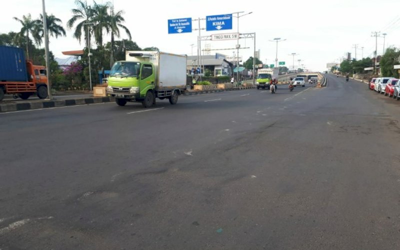 LENGANG. Nampak suasana lengang di kawasan simpang lima bandara atau pintu masuk Kota Makassar, Rabu (8/7/2020). Dishub Kota Makassar akan melakukan langkah antisipasi kemacetan pada saat pembatasam antar wilayah yang rencananya akan dilaksanakan pekan ini. foto: doelbeckz/pluz.id