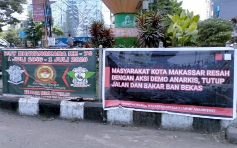 TOLAK ANARKISME. Salah satu spanduk tolak aksi anarkisme mahasiswa terpasang di pertigaan Jl Veteran menuju Jl Sultan Alauddin, Kota Makassar, terekam, Sabtu (25/7/2020). foto: istimewa