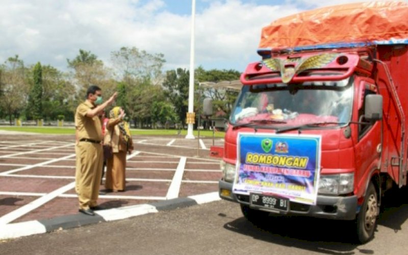 BANTUAN KEMANUSIAAN. Bupati Barru, Suardi Saleh melepas rombongan bantuan kemanusiaan untuk korban banjir bandang di Luwu Utara di halaman Bantor Bupati Barru, Senin (27/7/2020). foto: istimewa