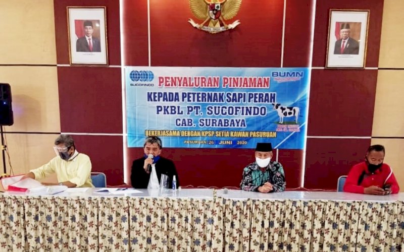 PENYALURAN BANTUAN. Suasana penyaluran bantuan kepada peternakan sapi perah yang juga tergabung sebagai mitra binaan PT Sucofindo di Pasuruan, Jawa Timur, belum lama ini. foto: istimewa.