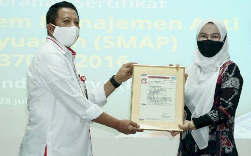 PENYERAHAN SERTIFIKAT. Direktur Komersial 1 Sucofindo Herliana Dewi menyerahkan Sertifikat Sistem Manajemen Anti Penyuapan (SMAP) kepada Direktur Utama Nindya Karya Haedar A Karim, Selasa (28/7/2020). foto: istimewa