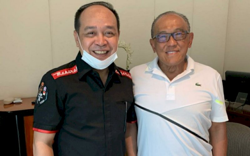 MINTA RESTU. Calon Ketua DPD I Partai Golkar Provinsi Sulsel Supriansa (kiri) menemui Ketua Dewan Pembina Golkar Aburizal Bakrie di kediaman pribadi mantan Ketua Umum DPP Golkar tersebut, beberapa hari lalu. foto: istimewa