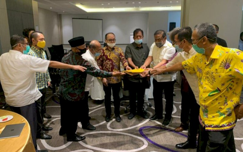 DUKUNGAN. Sejumlah Ketua DPD II Partai Golkar Kabupaten/Kota menyampaikan dukungan kepada Supriansa di sela-sela pertemuan silaturahmi di Novotel Makassar, Rabu (22/7/2020). foto: istimewa