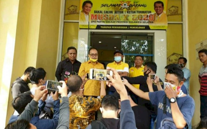 BERI KETERANGAN. Bakal calon Ketua DPD I Partai Golkar Provinsi Sulsel, Supriansa (kedua kiri), memberikan keteran usai menyerahkan surat dukungan sebagai syarat maju di Musda X Gokar Sulsel di Kantor Golkar Sulsel di Jl Bontolempangan, Makassar, Sabtu (25/7/2020). foto: istimewa