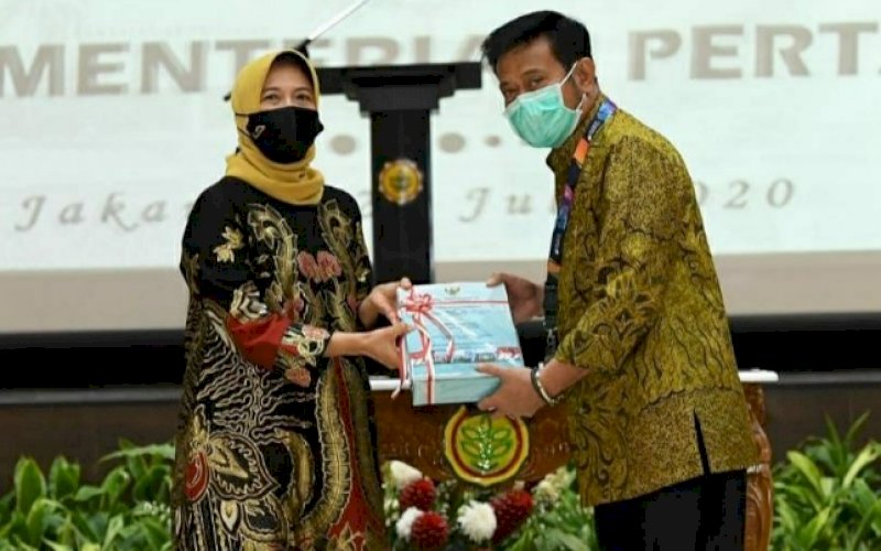 TERIMA PENGHARGAAN. Menteri Pertanian (Mentan) Syahrul Yasin Limpo menerima penghargaan opini Wajar Tanpa Pengecualian (WTP) dari BPK pada Kementerian Pertanian di Auditorium Gedung F, Kanpus Kementan, Selasa (21/7/2020). foto: twitter @Syahrul_YL