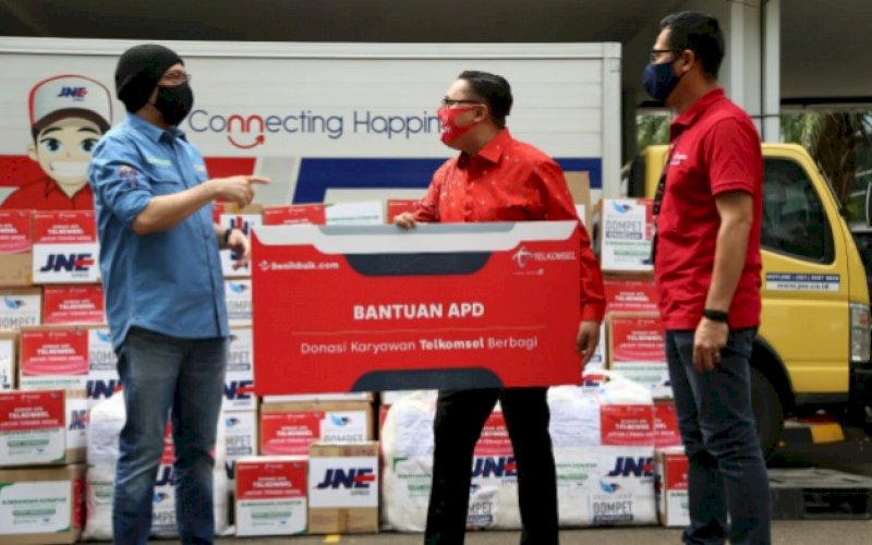 DONASI TELKOMSEL. Manager CSR Program Support Management Telkomsel Yanto Santoso dan VP Corporate Communications Denny Abidin secara simbolis menyerahkan donasi yang diterima langsung CEO BenihBaik Andy F Noya di Jakarta, Kamis (16/7/2020).