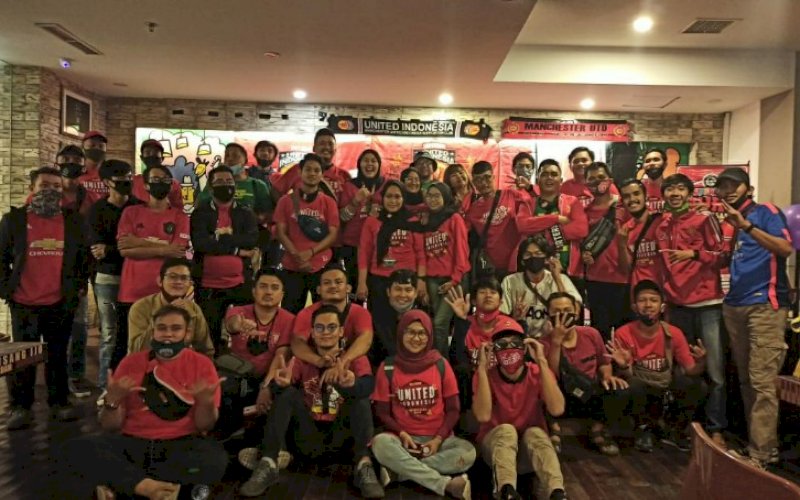NOBAR. Sejumlah anggota United Indonesia Makassar foto bersama usai nobar laga Manchester United vs Bournemouth di Poolside Splash Pool & Bar Hotel Foxlite Royal Bay Makassar, Jl Sultan Hasanuddin, Sabtu (4/7/2020) malam. foto: istimewa.