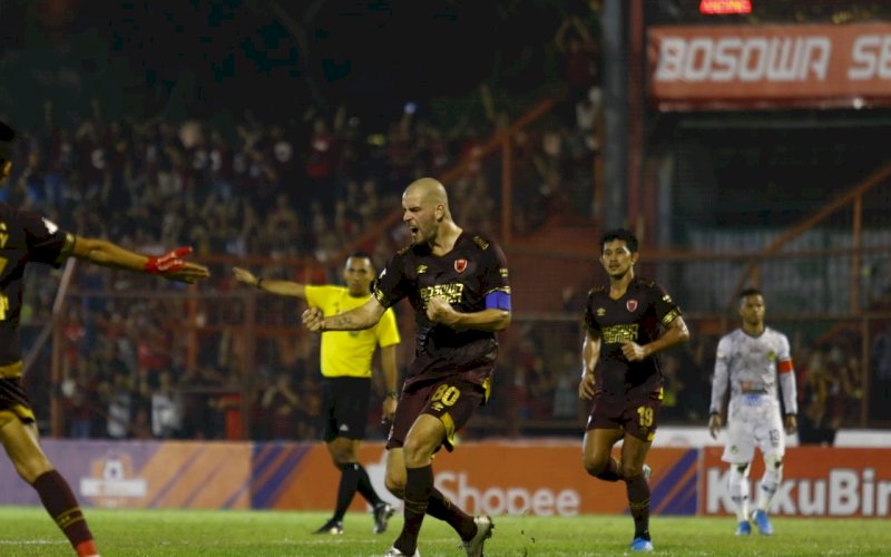 SELEBRASI. Pemain andalan PSM Makassar, Wiljan Pluim, melakukan selebrasi usai mencetak gol, beberapa waktu lalu. PSSI memastikan kelanjutan Liga 1 musim 2020, kembali dihelat mulai Oktober 2020. foto: istimewa.