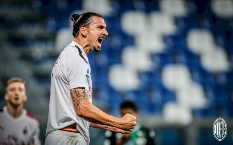 SELEBRASI. Penyerang AC Milan, Zlatan Ibrahimovic, melakukan selebrasi khas usai mencetak gol ke gawang Sassuolo&nbsp;di pekan ke-35&nbsp;Serie A di Mapei Stadium, Rabu (22/7/2020) dini hari WITA. foto: twitter @acmilan