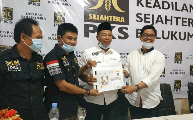 PENYERAHAN REKOMENDASI. Pengurus PKS Kabupaten Bulukumba menyerahkan rekomendasi usungan kepada pasangan pasangan bakal calon Bupati dan Wakil Bupati Bulukumba, Andi Muchtar Ali Yusuf-Andi Edy Manaf di Sekretariat PKS Bulukumba, Senin (10/8/2020). foto: istimewa