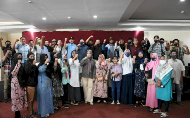 SILATURAHMI. Legislator DPRD Kota Makassar dari Partai Nasdem Ari Ashari Ilham bersama seluruh tim pemenangannya melakukan silaturahmi dengan bakal calon Wakil Wali Kota Makassar Fatmawati Rusdi di Hotel Aerotol Smile, Minggu (16/8/2020). foto: istimewa