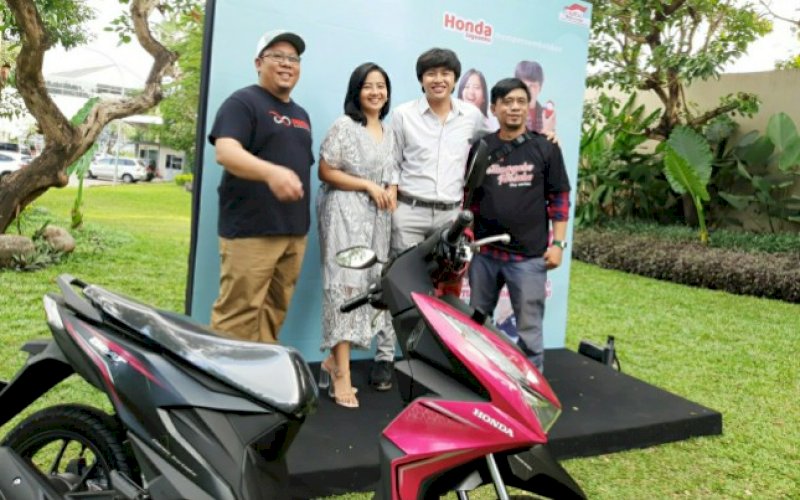 PREMIERE. Pemain bersama sutradara dan produser pada premiere web series Tetanggaku Idolaku persembahan Astra Motor Makassar di MaxOne Hotel Makassar, Jumat (13/8/2020). foto: doelbeckz/pluz.id